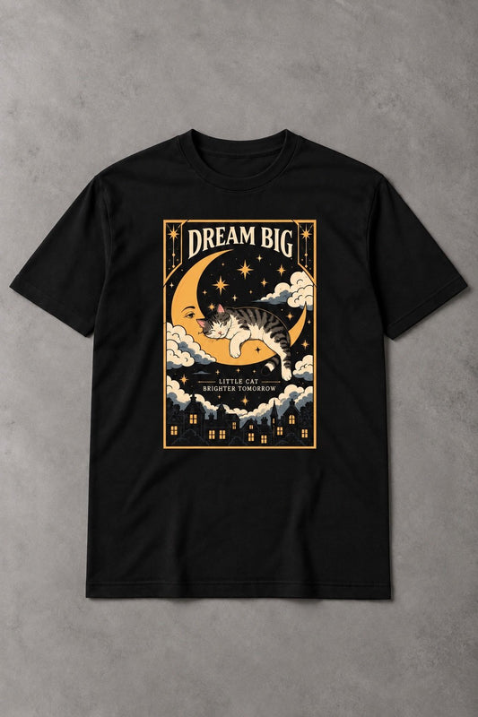 Camiseta Dream Big – Gato Durmiendo en la Luna