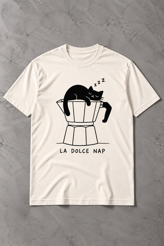 Camiseta de Gato La Dolce Nap – Café, Siesta y Vida Felina